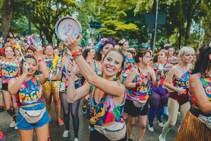 Carnaval no Rio: foliões ocupam as ruas apesar da proibição a blocos